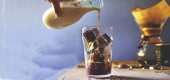 Soğuk kahve sevenler için mükemmel bir çözüm. Kahvenizi buz kalıplarına döküp dondurabilirsiniz. Soğuk kahve hazırlayacağınız zaman da kalıplardaki kahveleri çıkarıp üstüne sütü ekleyebilir ya da farklı lezzetlerle kullanabilirsiniz. 